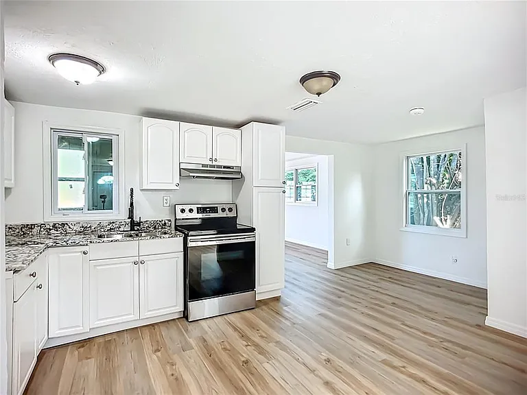 317 Jessica St S — Photo 3