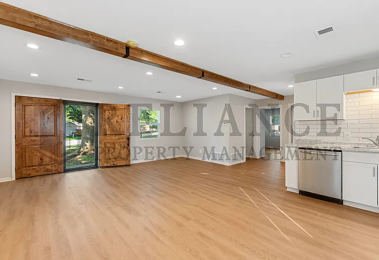 300 W Breese Ave — Photo 4