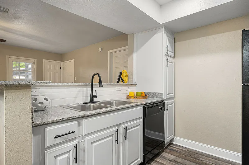 The Pinnacle Apartments — Photo 2