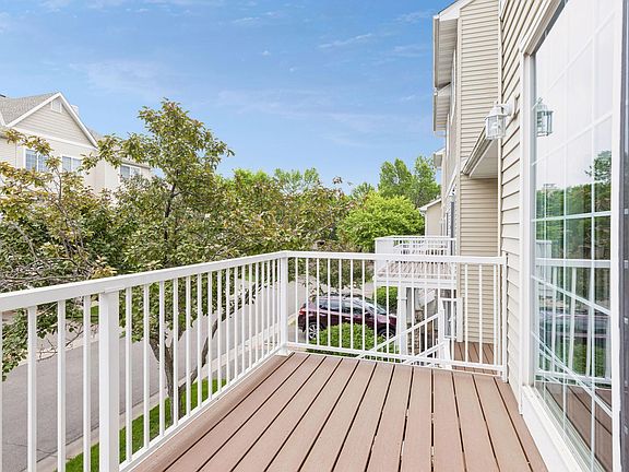 5th image of 454 Willoughby Way W