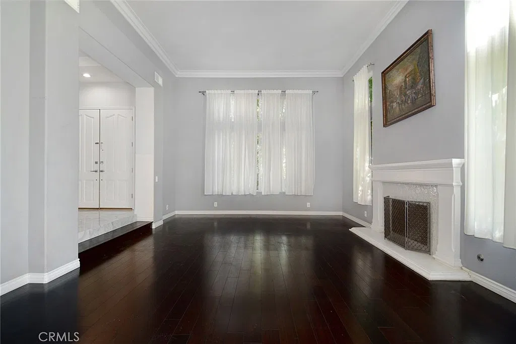5 bed, 4.5 bath, 4410 sqft, $9,500 — Photo 2