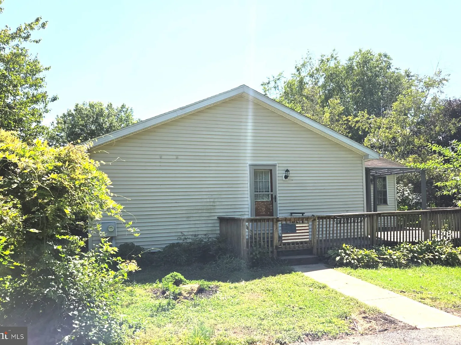 3 bed, 2.0 bath, 1582 sqft, $1,800 — Photo 2