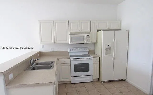 1114 Lucaya Dr — Photo 3