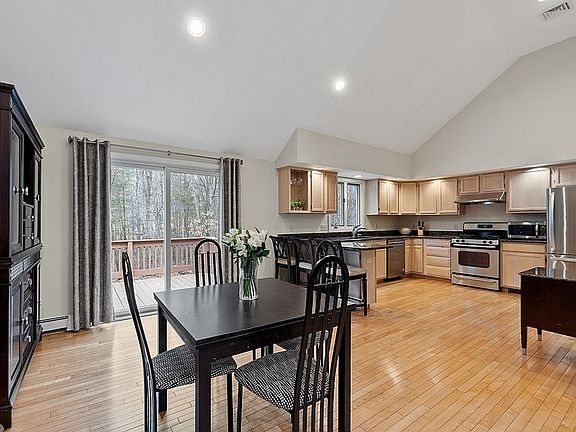 5th image of 8 Pheasant Hill Dr