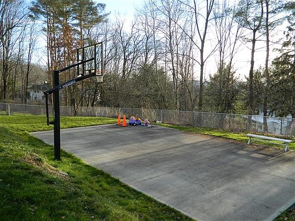3rd image of 3730 Maplehurst Dr
