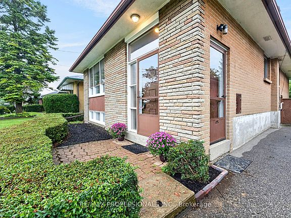 3rd image of 28 Baskerville Cres