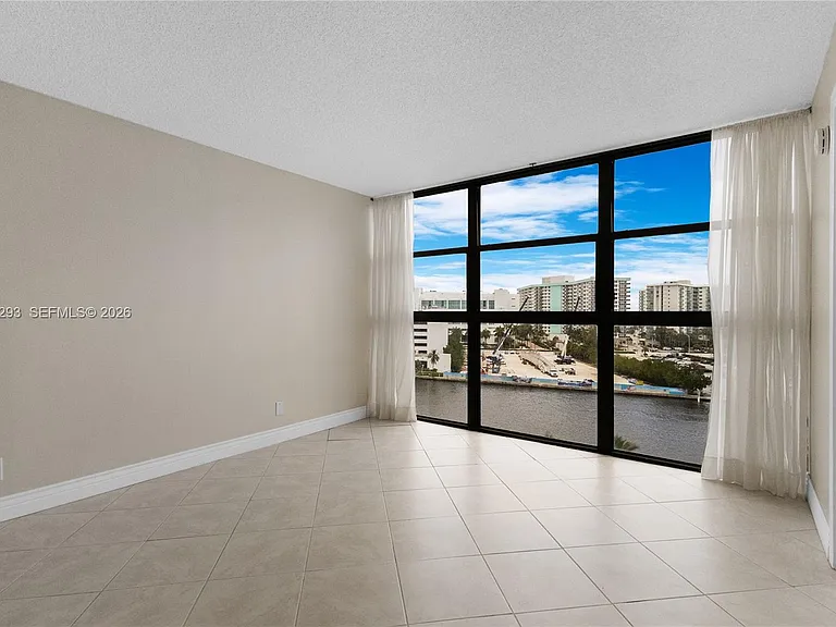 200 Leslie Dr #902 — Photo 3