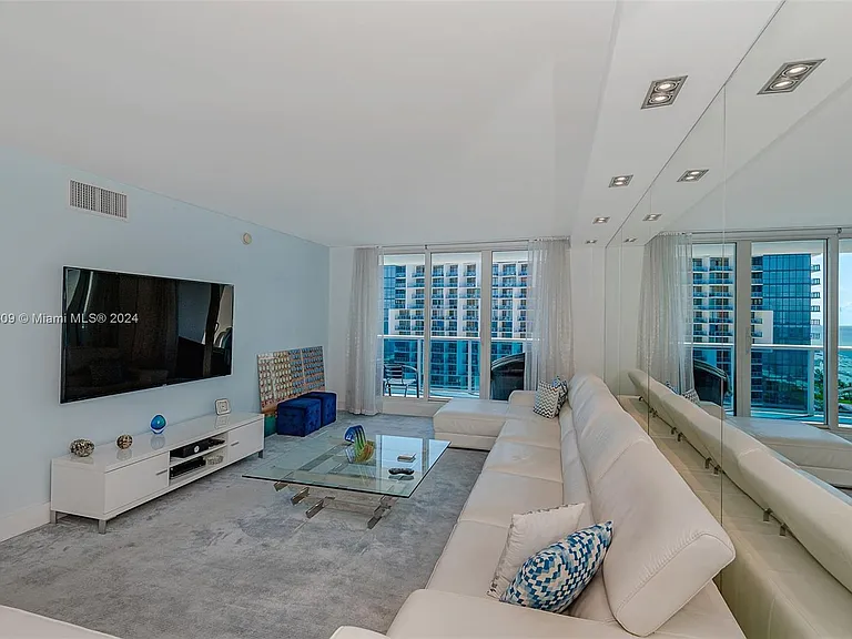 2301 Collins Ave #1506 — Photo 6