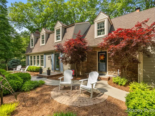 303 Stickney Ridge Rd, Grand Haven, MI 49417