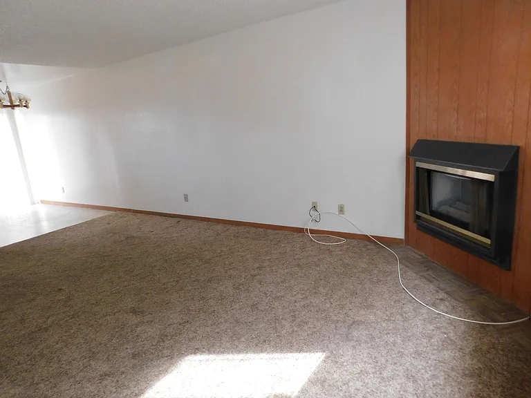 201 W Drummond Ave — Photo 4