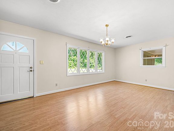 4th image of 1328 Amherst Rd