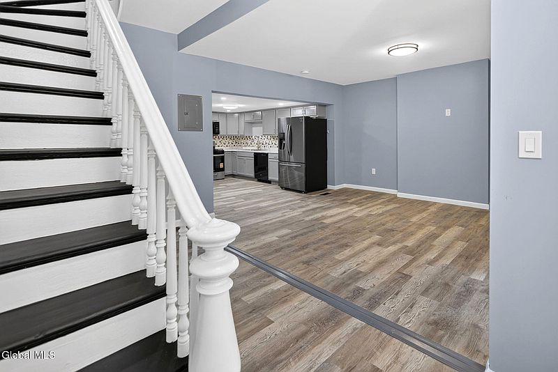 3rd image of 52 Sargent Street