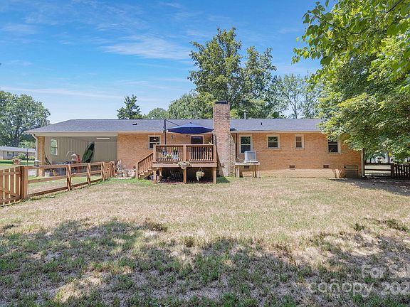 5th image of 5930 Astor Dr