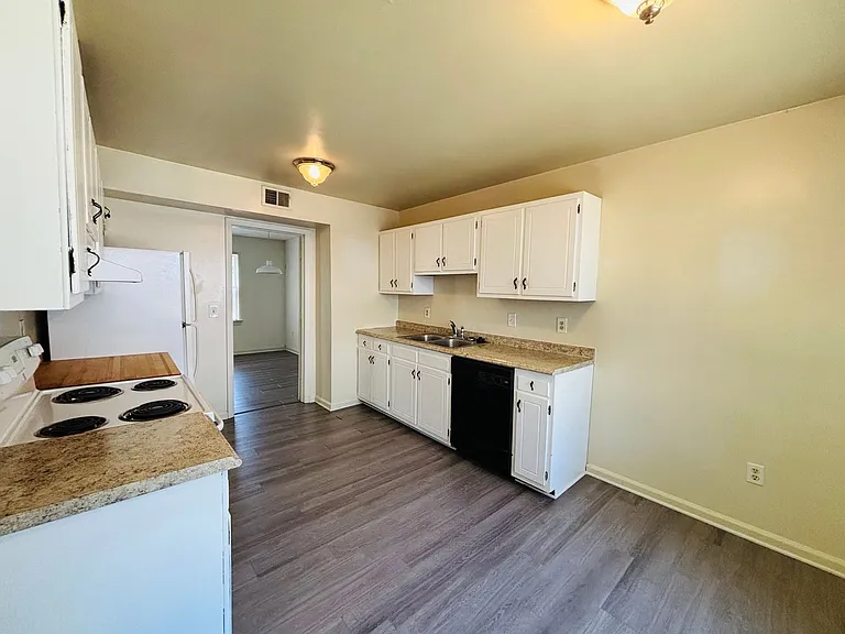 105 Sherwood Ct — Photo 8