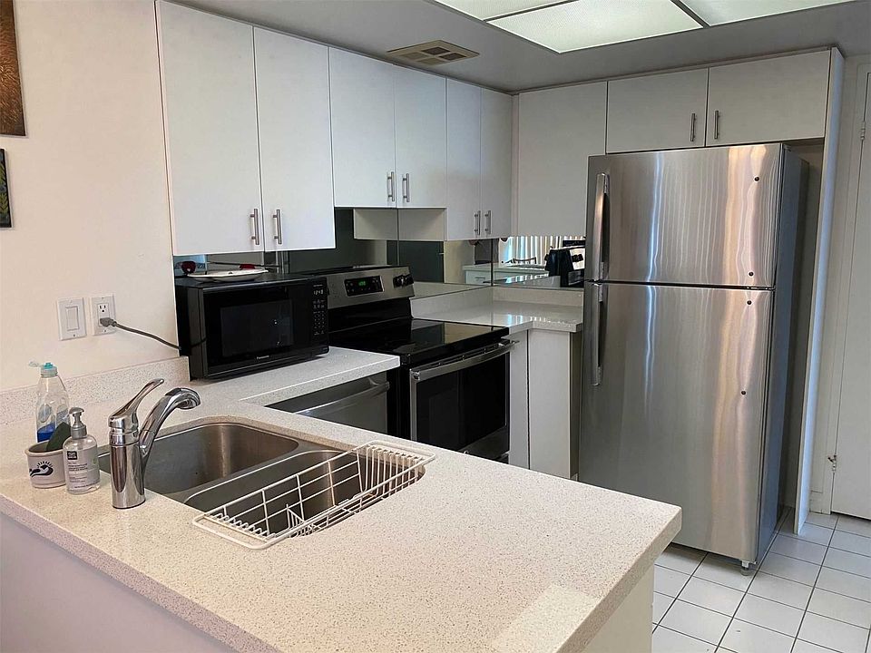 2nd image of 7420 Bathurst St #1004