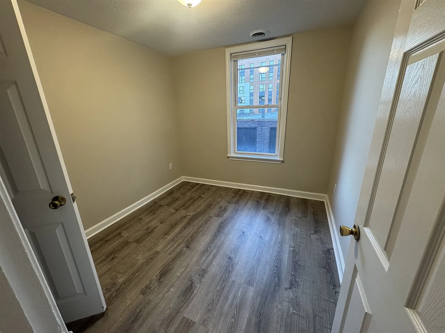 3 bed, 1050 sqft, $3,700 — Photo 4