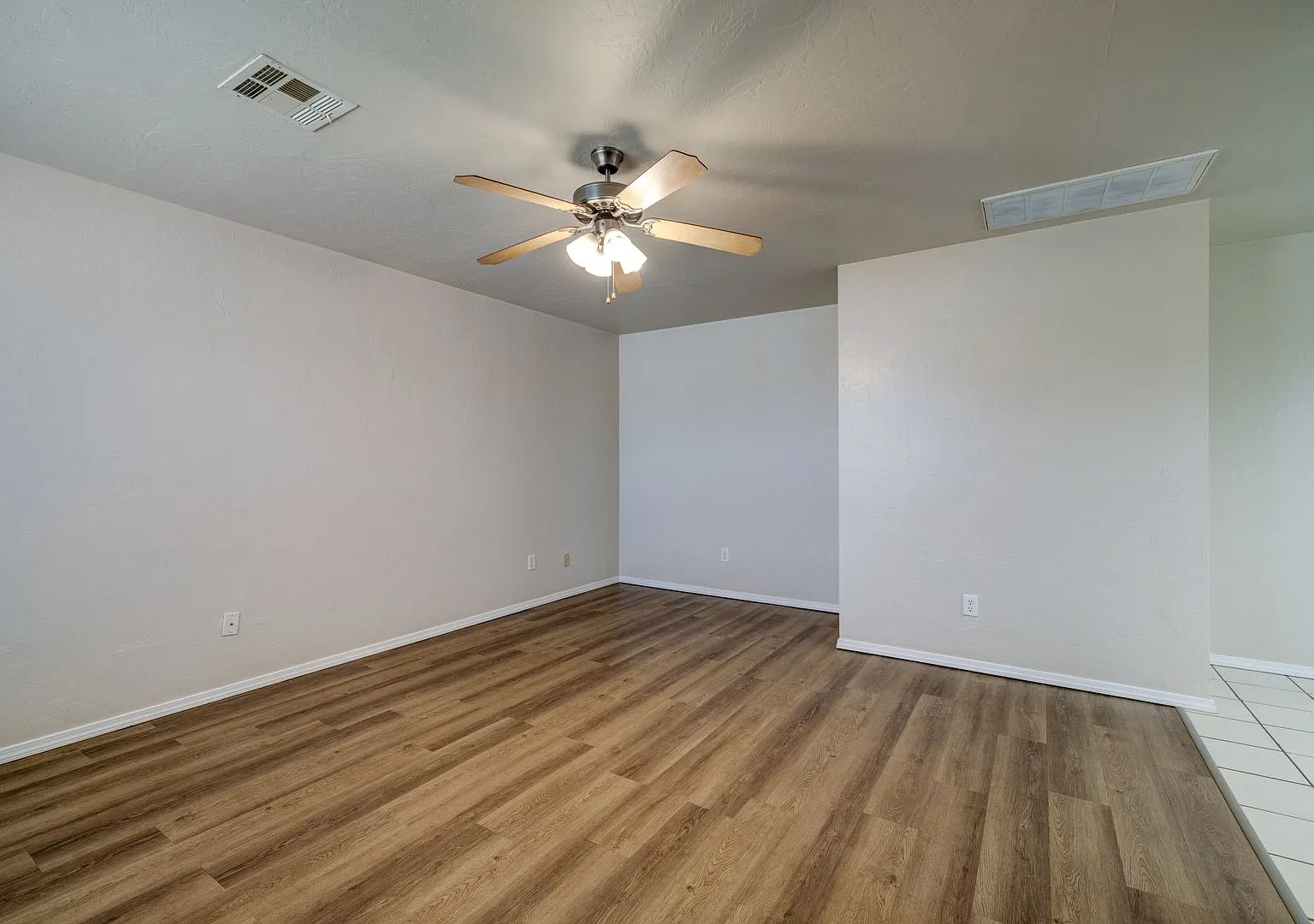 3 Bedroom 2 Bathroom Duplex - Mustang School District — Photo 2