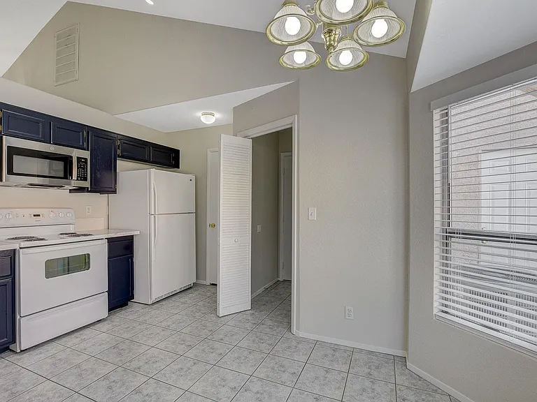 272 Spring Hills Ln — Photo 4