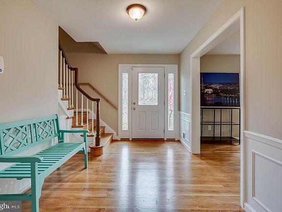 Large inviting entry foyer