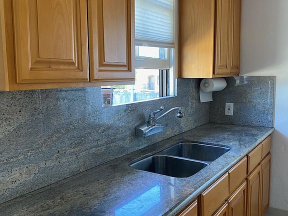 2nd image of 1052 Lexington St #10