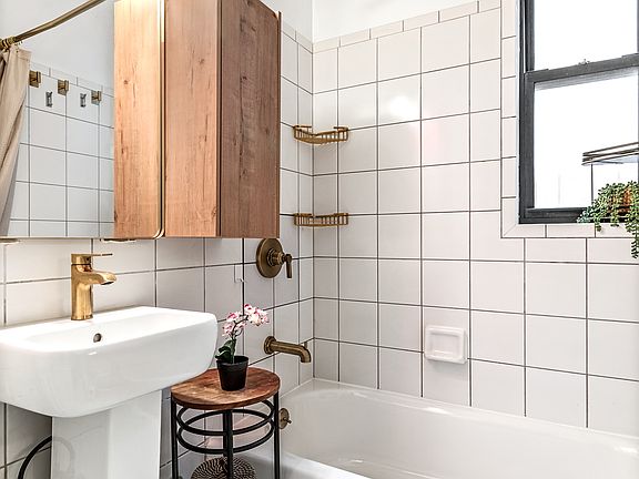5th image of 137 W 12th St #3