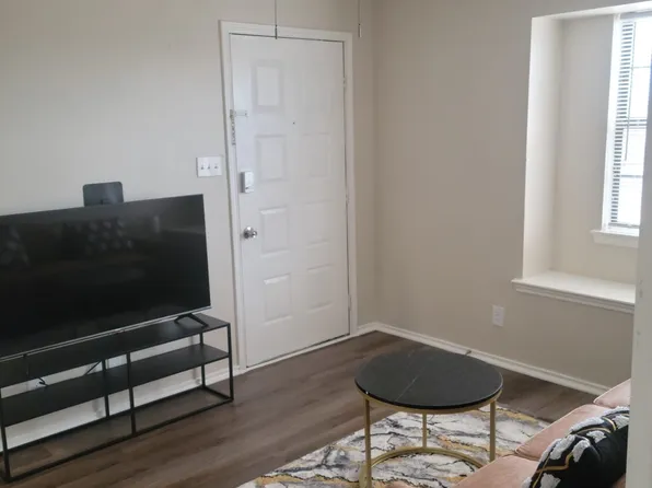 1708 Crest Point Dr, Arlington, TX 76012