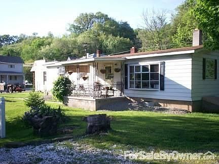 Front porch : Allwaysv a cool breeze.. only a couple 100 yards to the river and fishing..