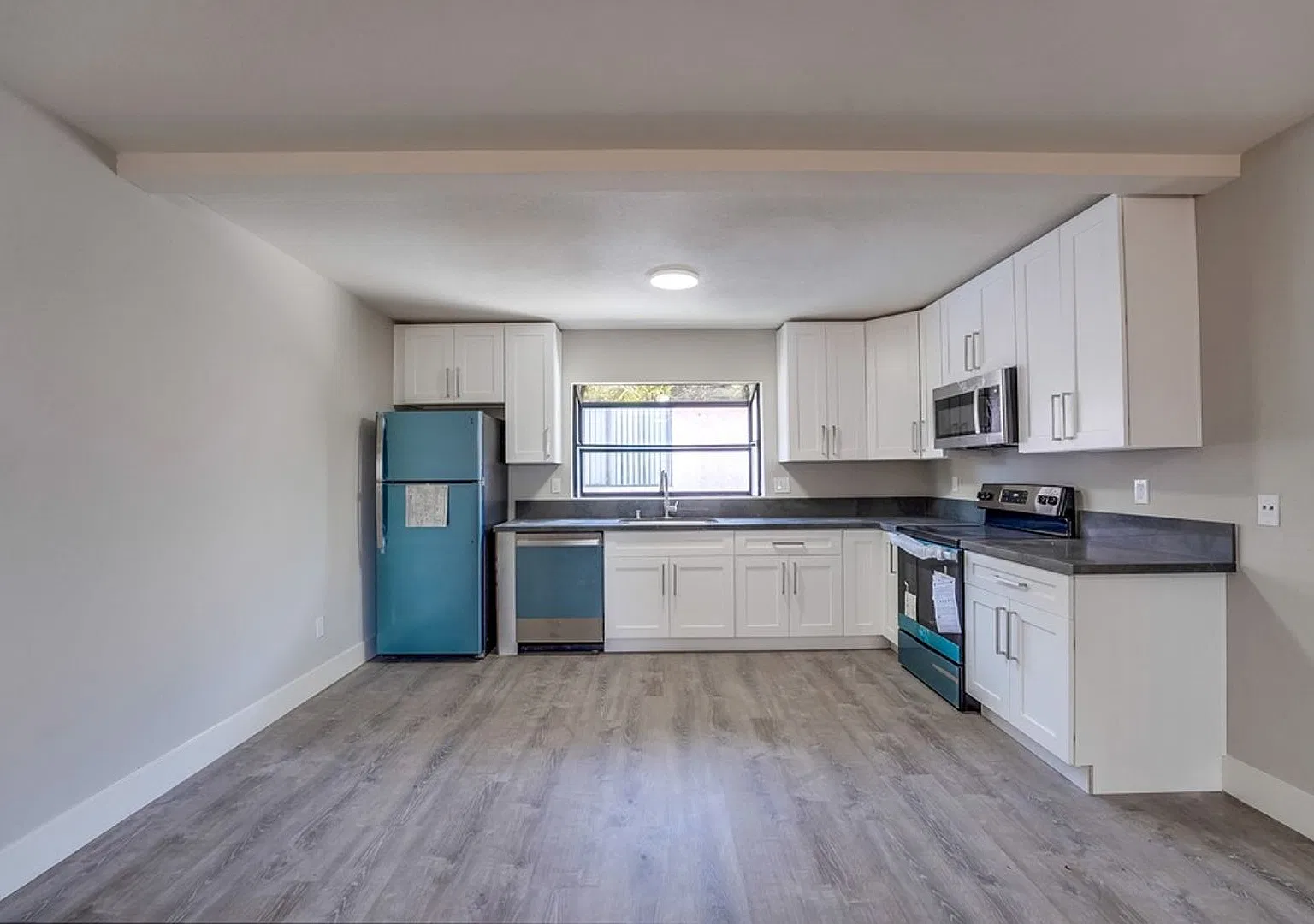 Chamoune Apts — Photo 1