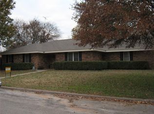 1212 Hidalgo St, Bowie, TX 76230