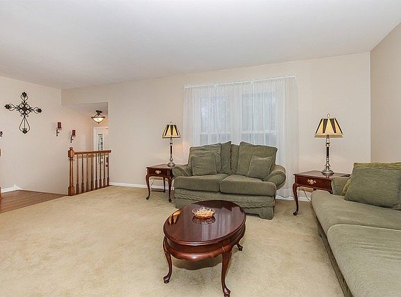 3rd image of 284 E Country Dr
