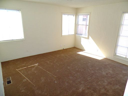 3rd image of 4732-34 Kensington Dr