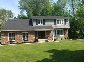 215 Wood Acres Dr, East Amherst, NY 14051