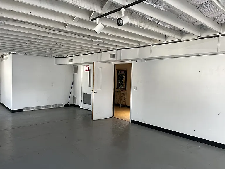 5701 NW Radial Hwy — Photo 11