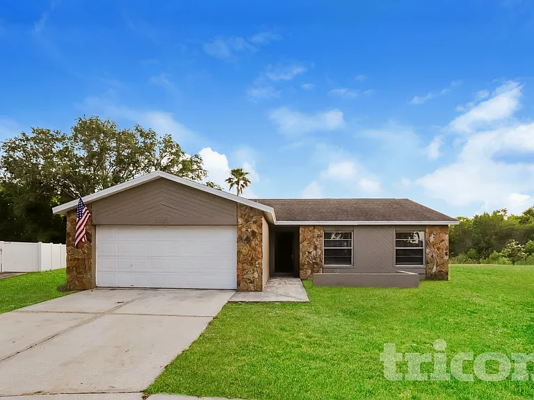 1020 Red Oak Cir — Photo 1