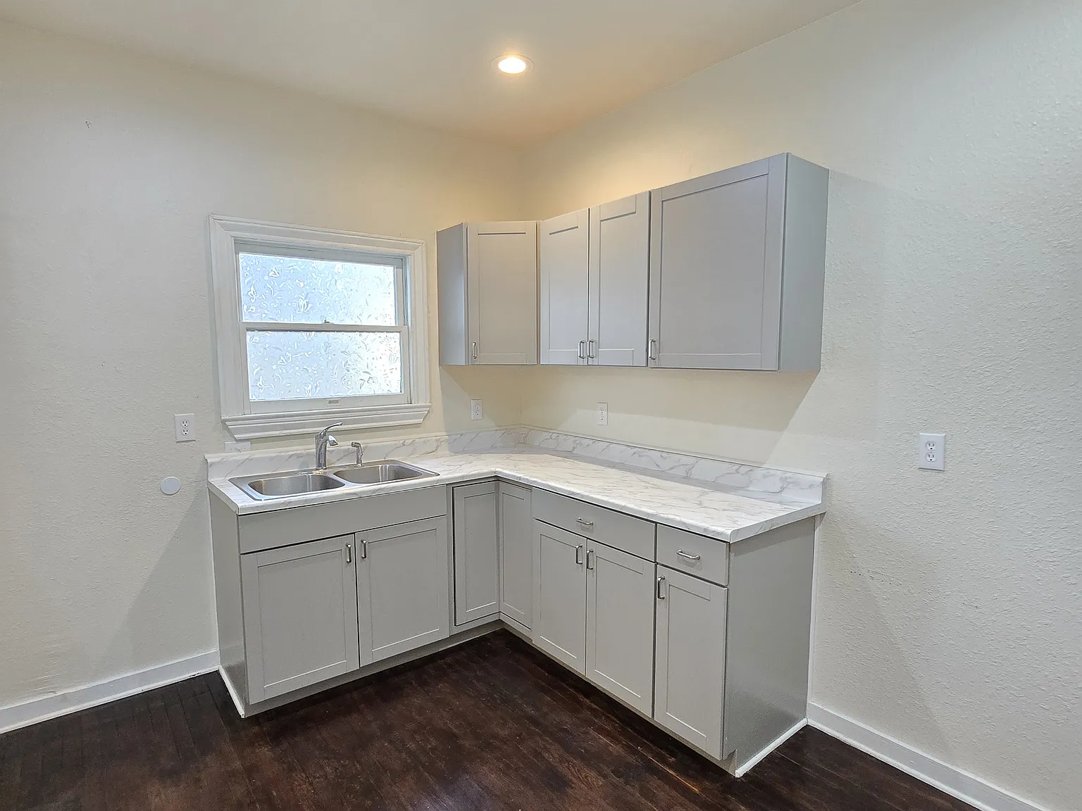 809 Elmwood Dr — Photo 2