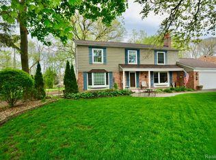 30305 Fox Run Dr, Beverly Hills, MI 48025