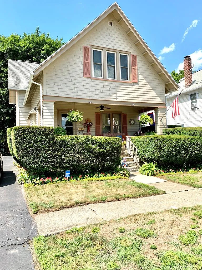 910 W Gray St photo 1