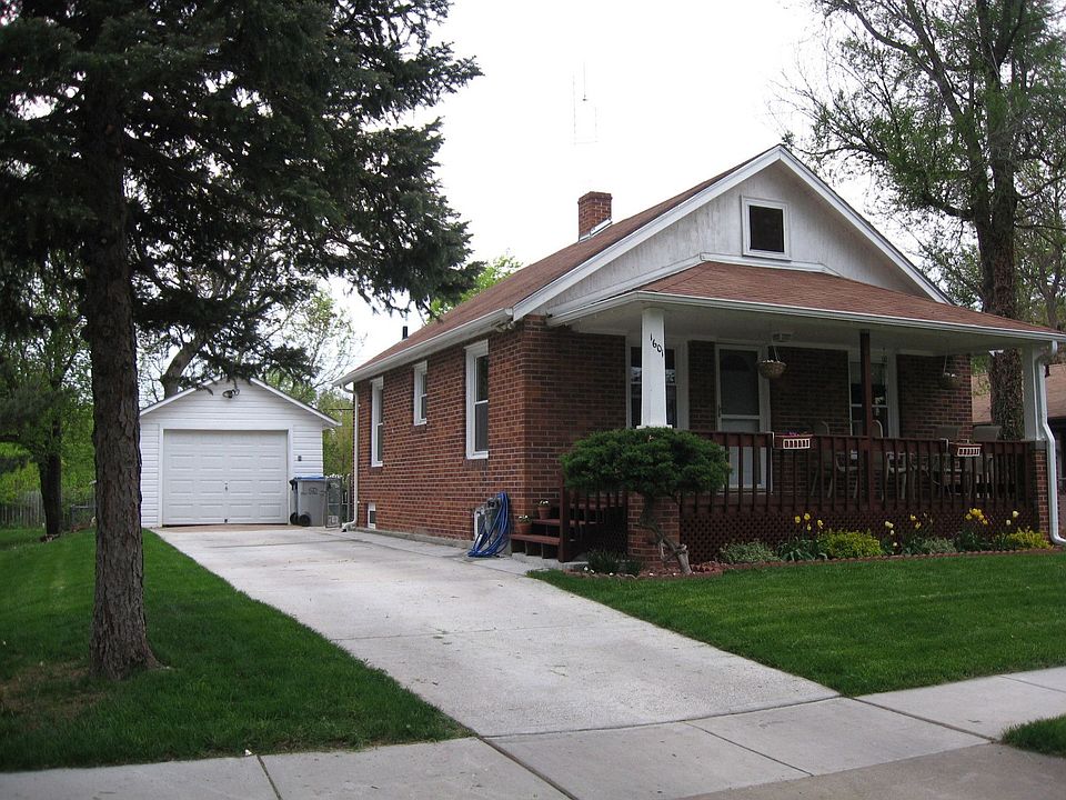 Front of house, 1 stall detached garage