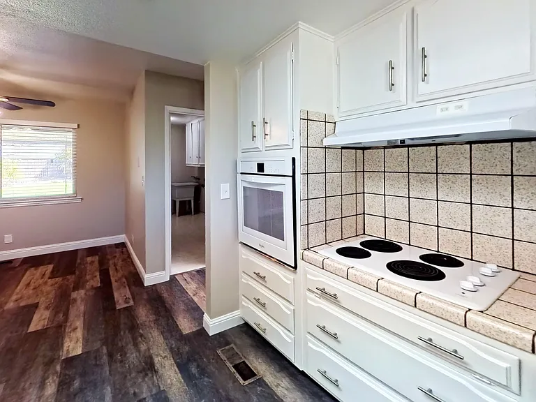 2209 E Palo Alto Ave — Photo 3
