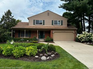 1994 Teaneck Cir, Wixom, MI 48393
