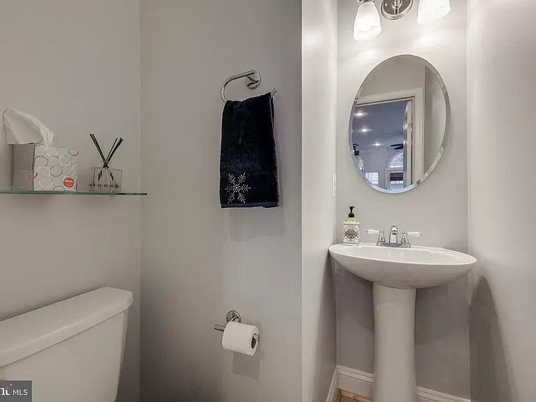 142 W Clement St — Photo 8