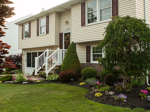 2nd image of 240 Oakbrook Dr