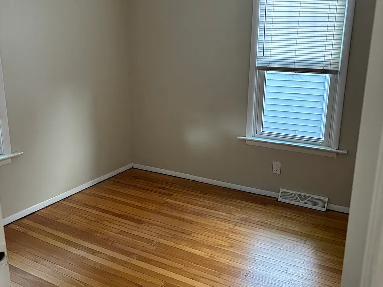 405 Willis Ave — Photo 8