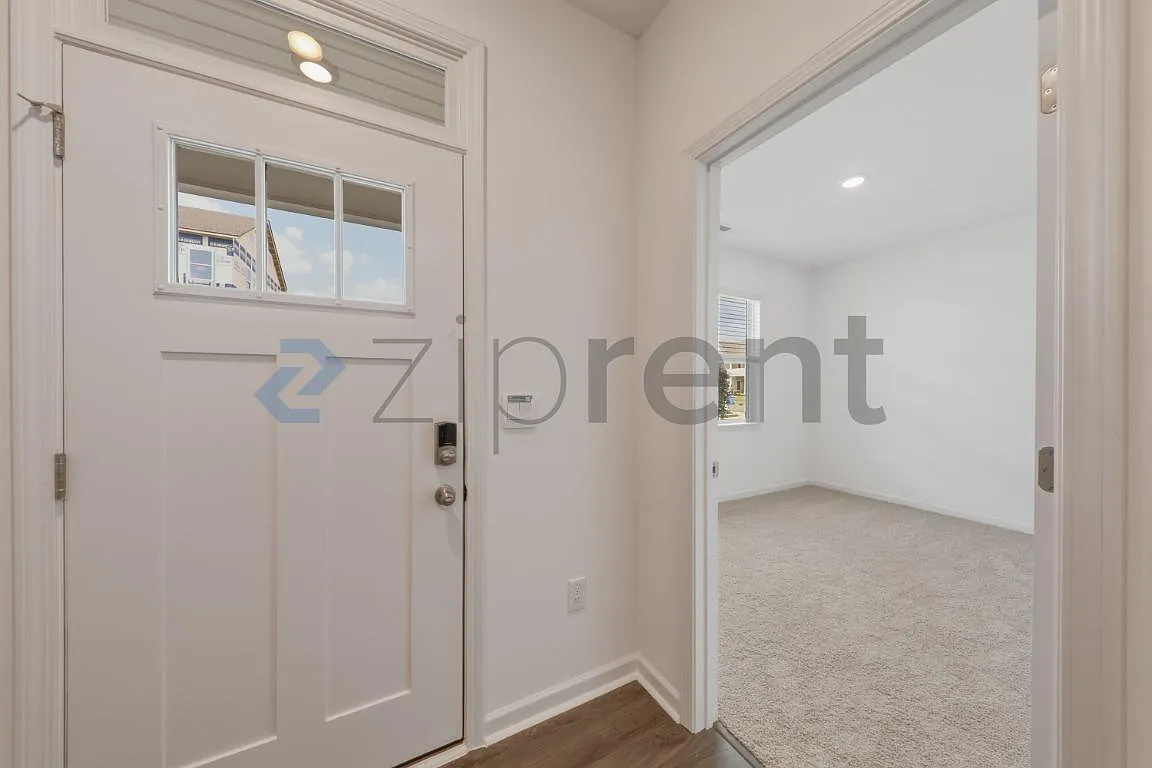 4 bed, 3.5 bath, 1998 sqft, $2,050 — Photo 4