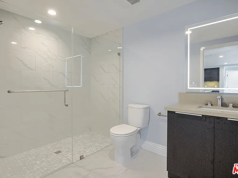 2939 W Leeward Ave #401 — Photo 11