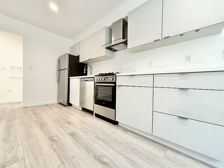 566 N Kenmore Ave #3 — Photo 2