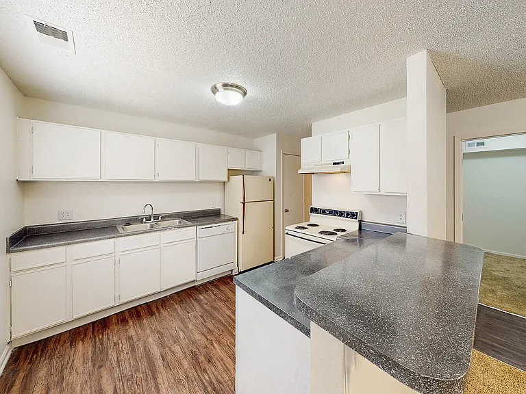 Skyline Apartments — Photo 24