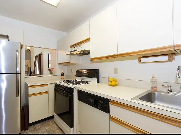 352 N Greeley Ave — Photo 2