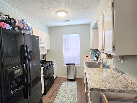 4th image of 10230 Yates Dr