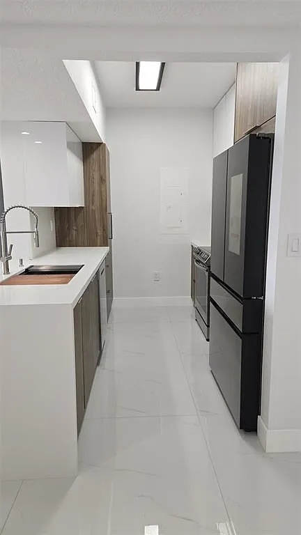 3 bed, 2.0 bath, 1330 sqft, $3,000 — Photo 3